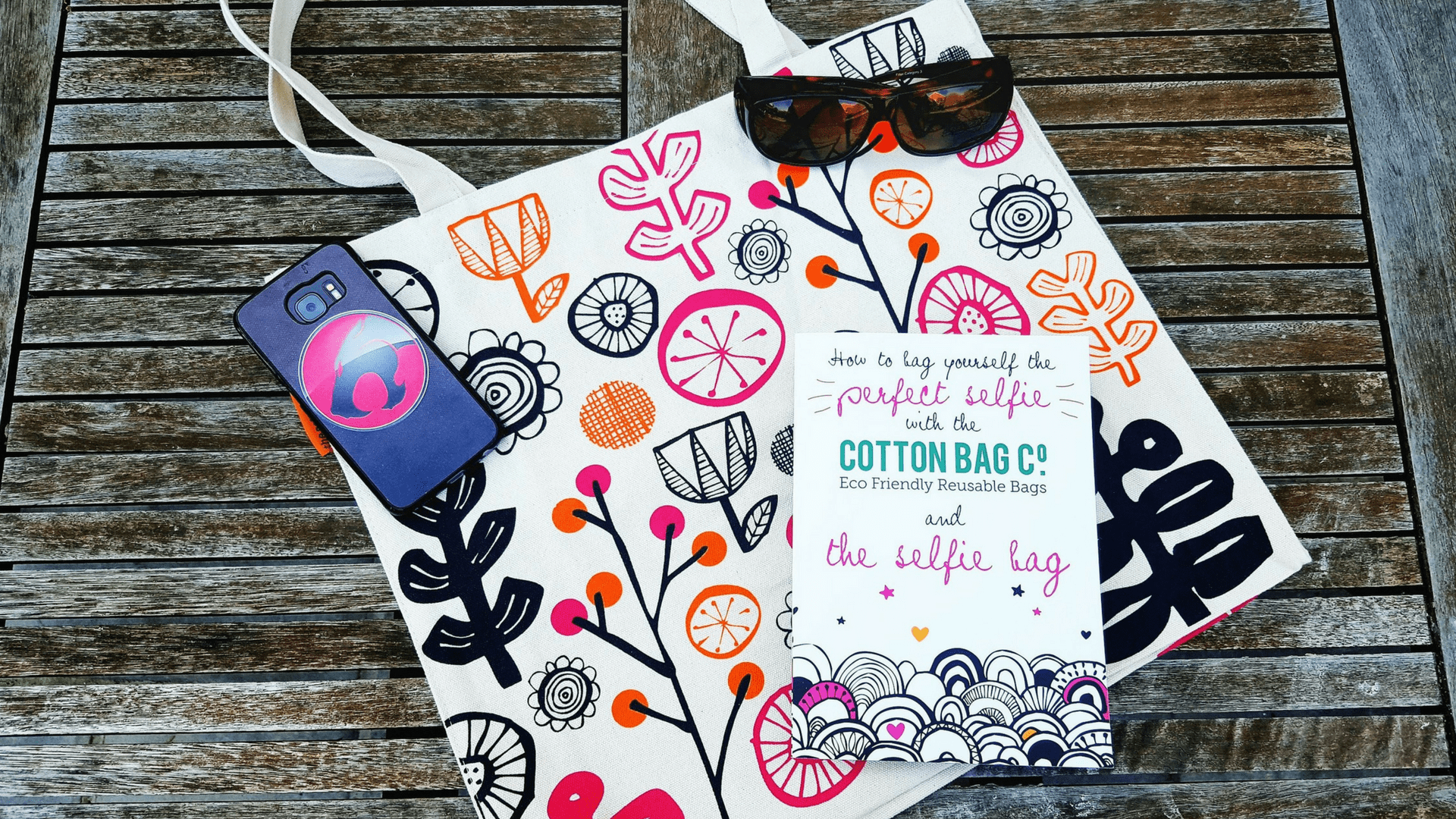 Taking the perfect selfie with Cotton Bag Co's Selfie Bag * cotton-co-bag-selfie-bag-review-www.lisasnotebook.com