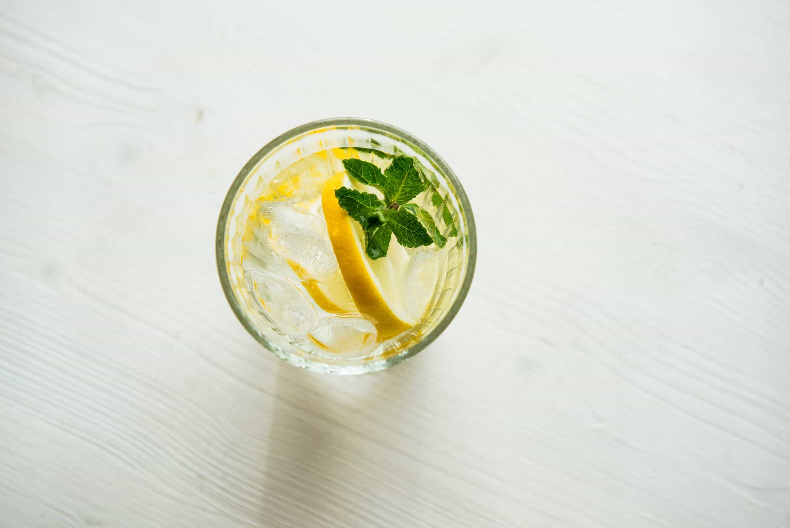 How to get Glowing Summer Skin with a 6-Step Morning Routine * glowing summer skin - glass of water