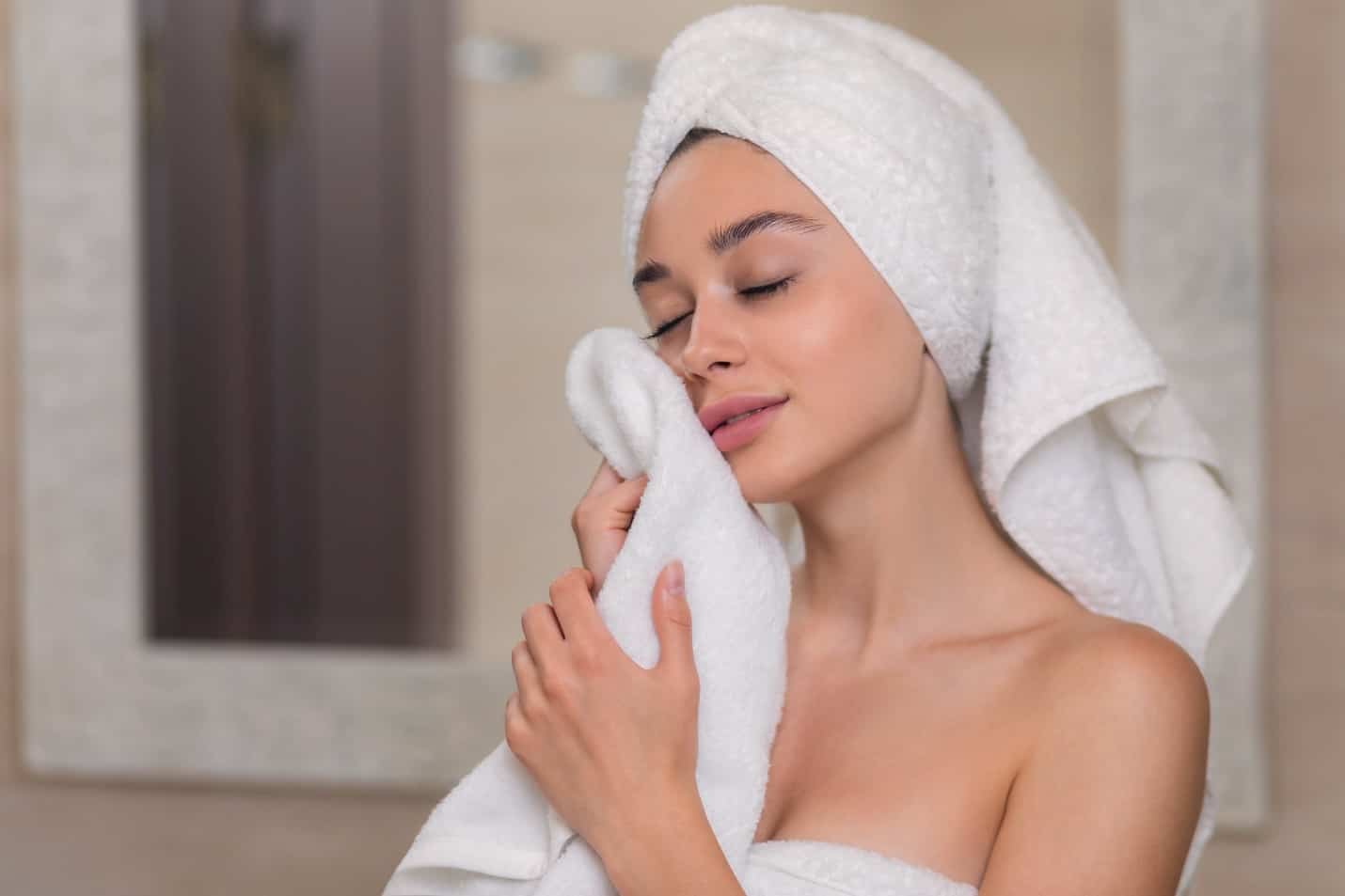 Clean bathroom decor on a budget with 4 easy upgrades * Clean bathroom decor - girl with towel turban using Soji towel
