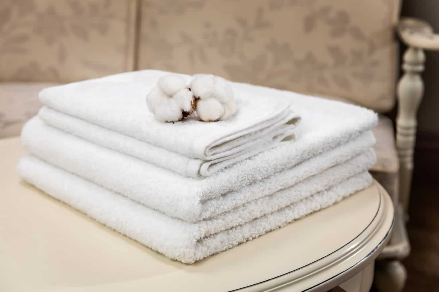 Clean bathroom decor on a budget with 4 easy upgrades * Clean bathroom decor - stack of Soji towels