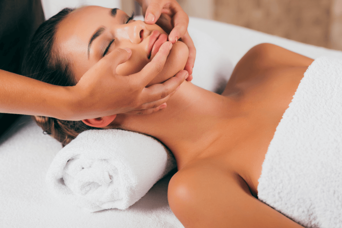 furnish-a-beauty-centre_woman-receiving-massage