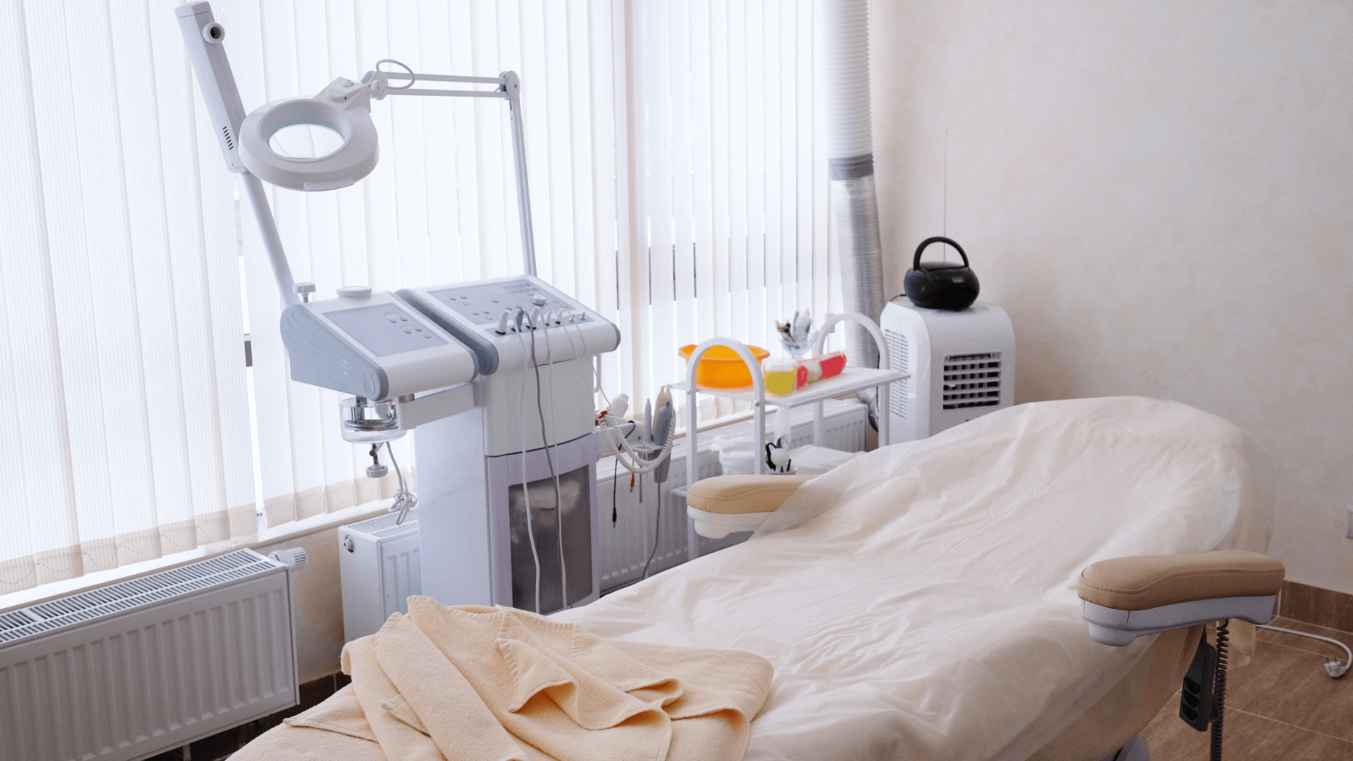 How to Furnish a Beauty Centre with 6 Key Pieces of Equipment * furnish-a-beauty-centre_treatment-room