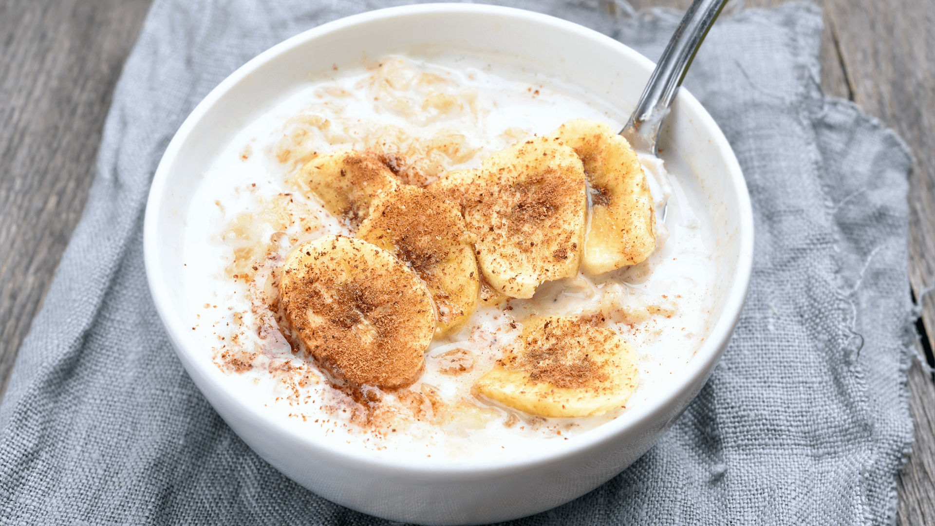 7 Creative Oat Recipes for Breakfast to Level Up Your Day * oat-recipes-for-breakfast-porridge-with-bananas-and-cinnamon