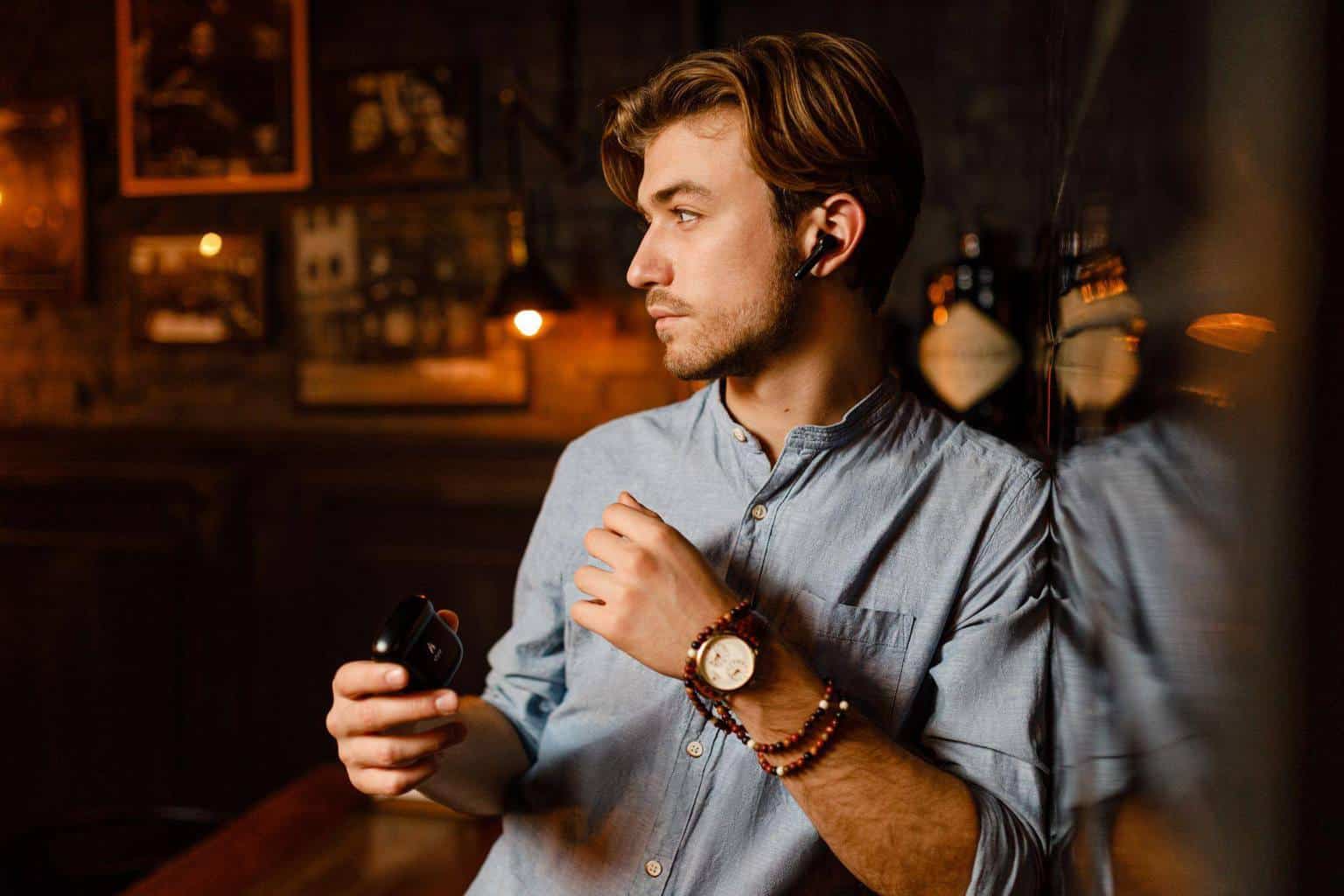 5 Key Benefits of Wireless Noise Cancelling Earbuds * wireless-noise-cancelling-earbuds-man-in-bar