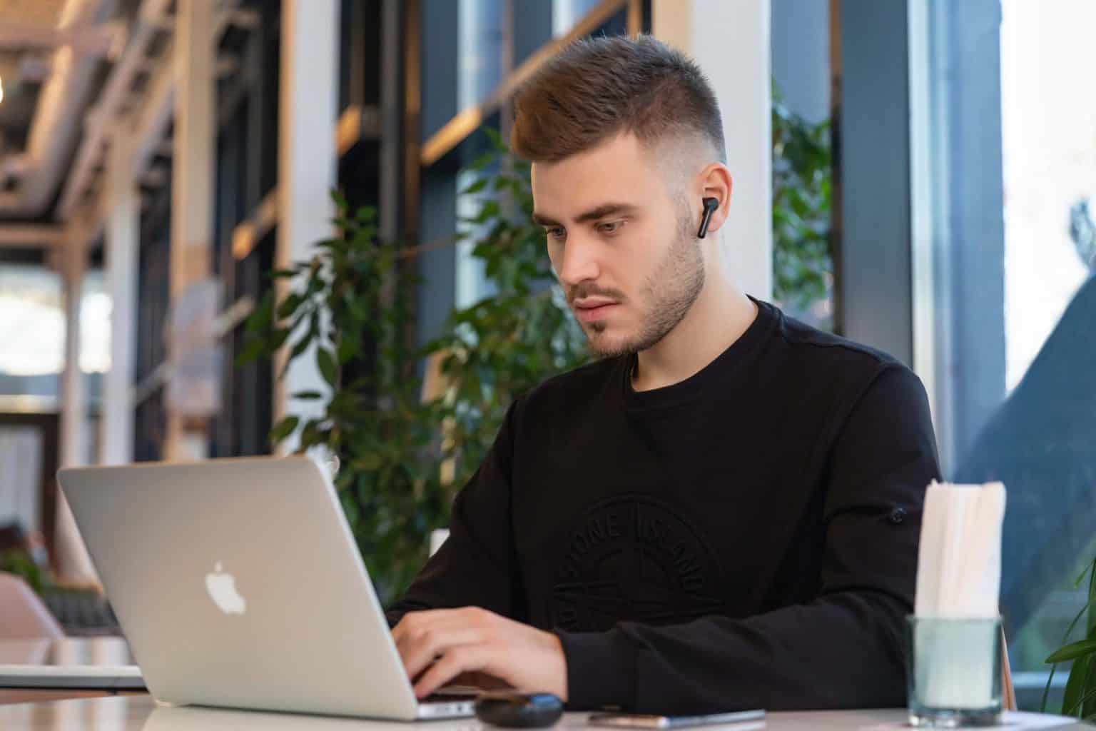 5 Key Benefits of Wireless Noise Cancelling Earbuds * wireless-noise-cancelling-earbuds-man-in-cafe