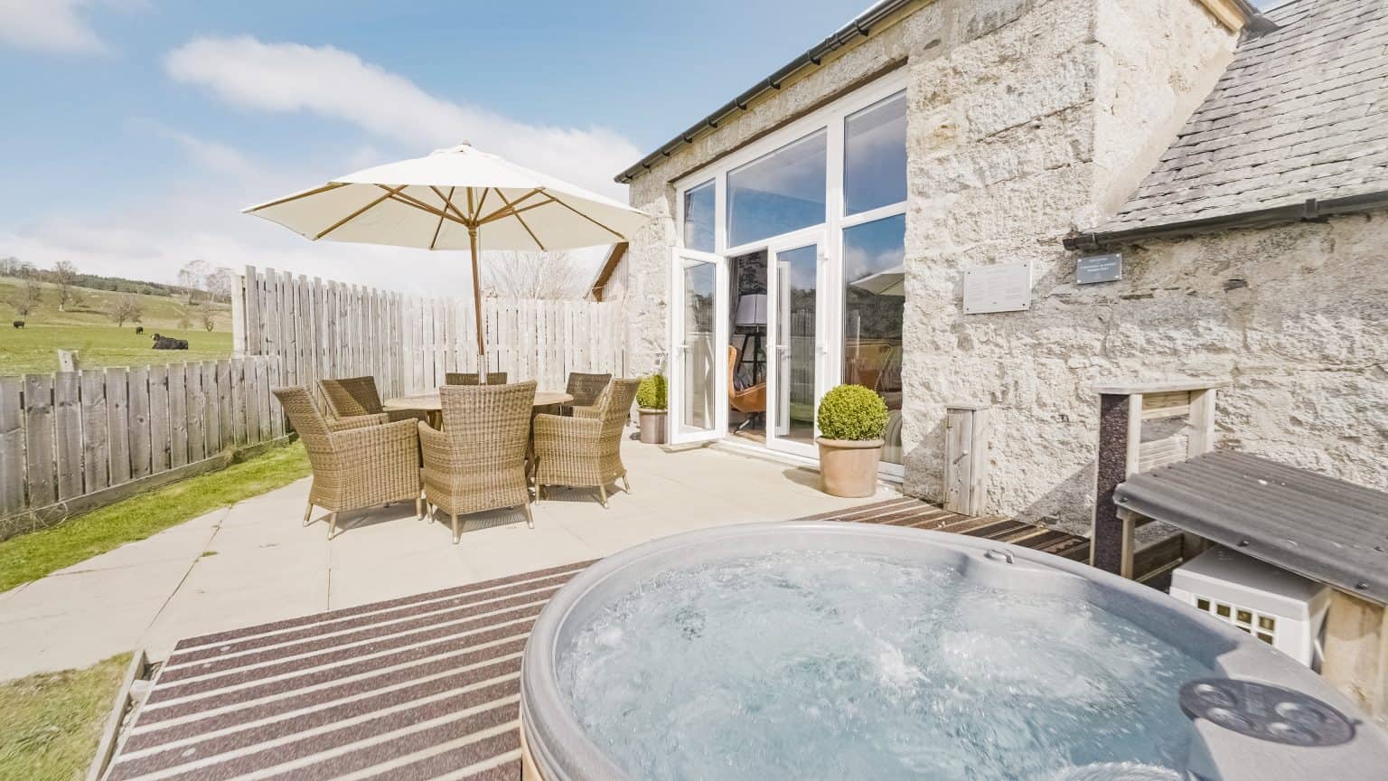 Why Luxury Lodges in Scotland Are Perfect for a Nature Holiday * luxury-lodges-in-scotland-hot-tub