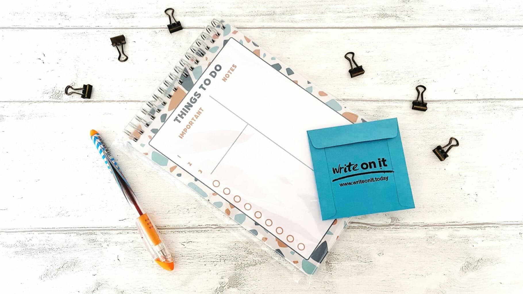 10 Pocket Money Friendly Ideas for End of Year Teacher Gifts * end-of-year-teacher-gifts-planner-notepad