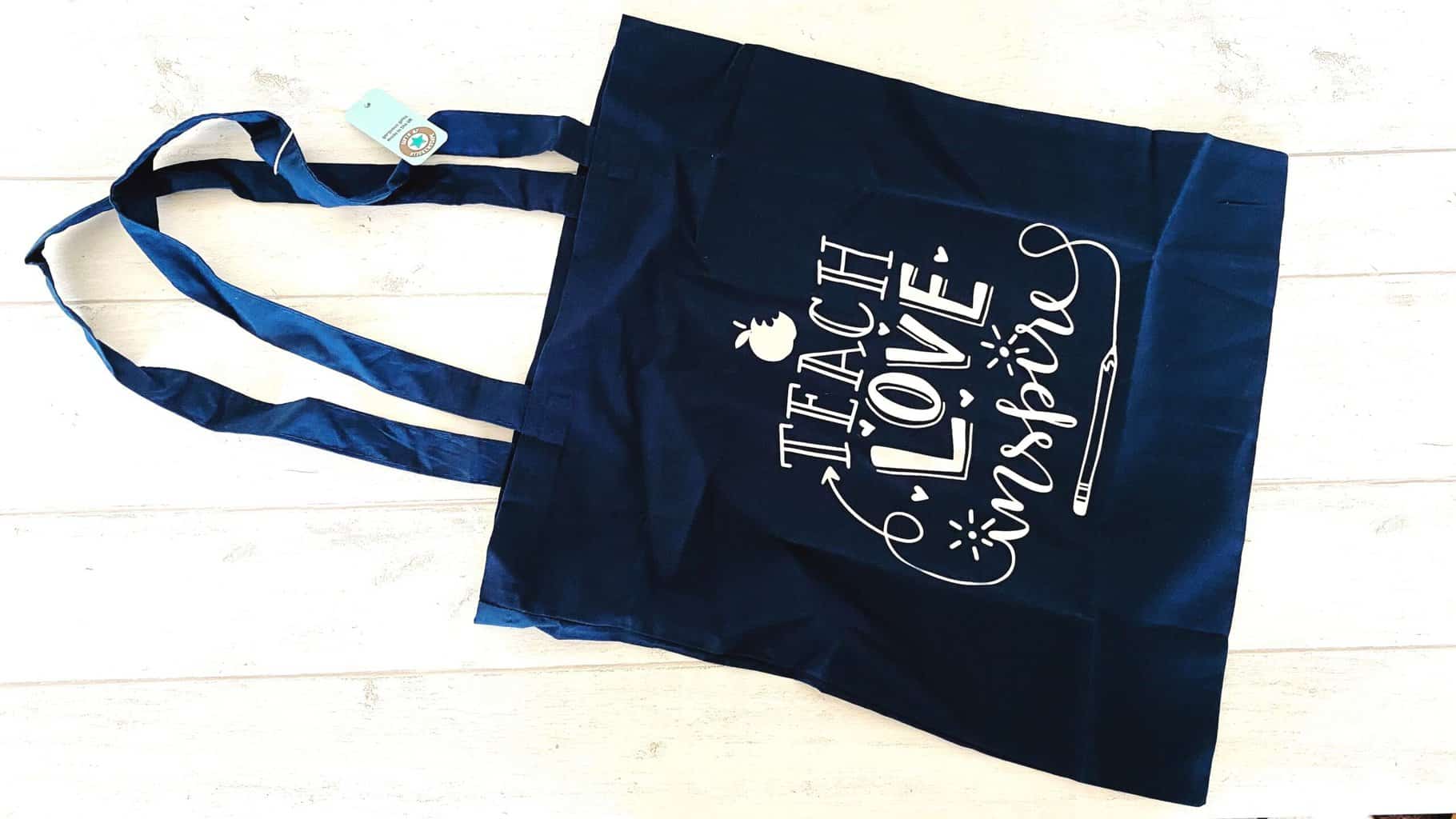 10 Pocket Money Friendly Ideas for End of Year Teacher Gifts * end-of-year-teacher-gifts-tote-bag