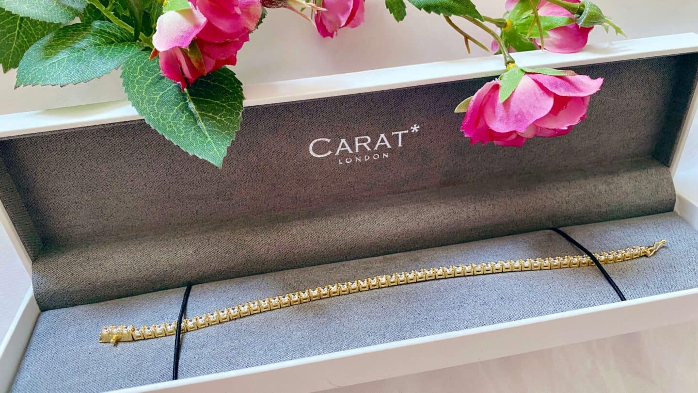 How To Choose The Perfect Tennis Bracelet - CARAT* London Review * tennis-bracelet-carat-london-review-box-open