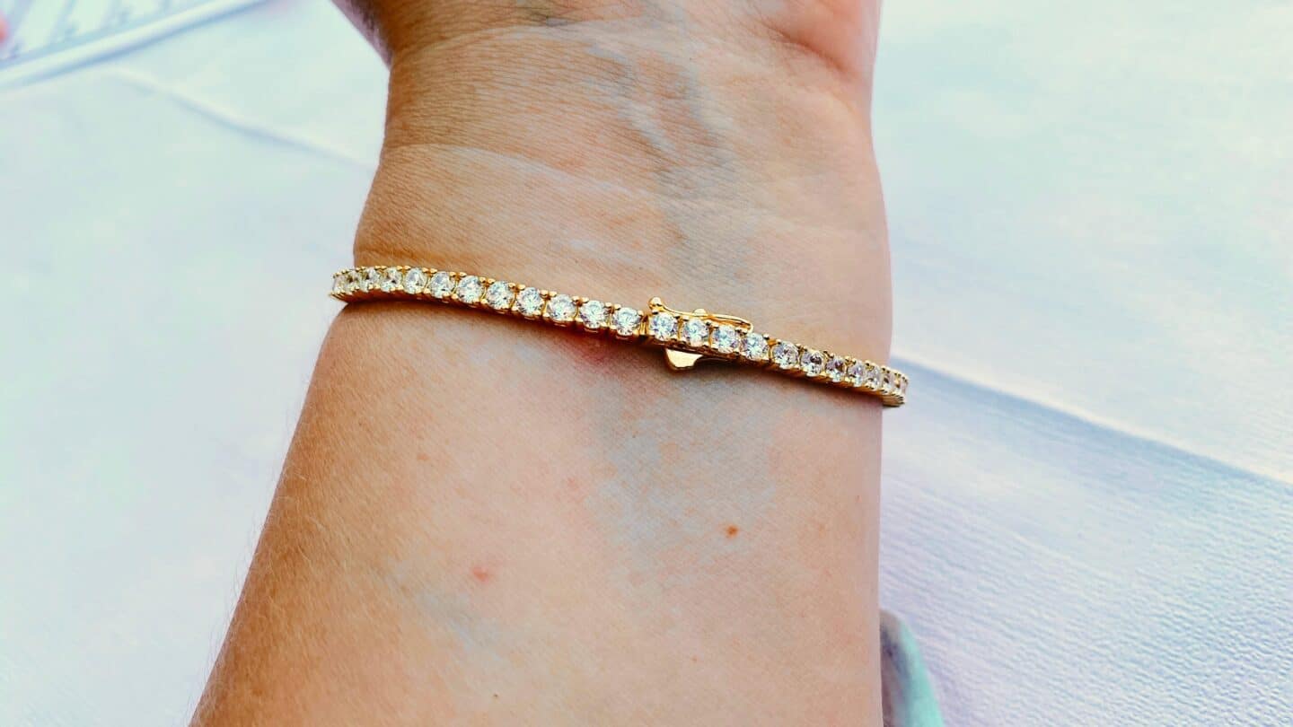 How To Choose The Perfect Tennis Bracelet - CARAT* London Review * tennis-bracelet-carat-london-review-clasp01