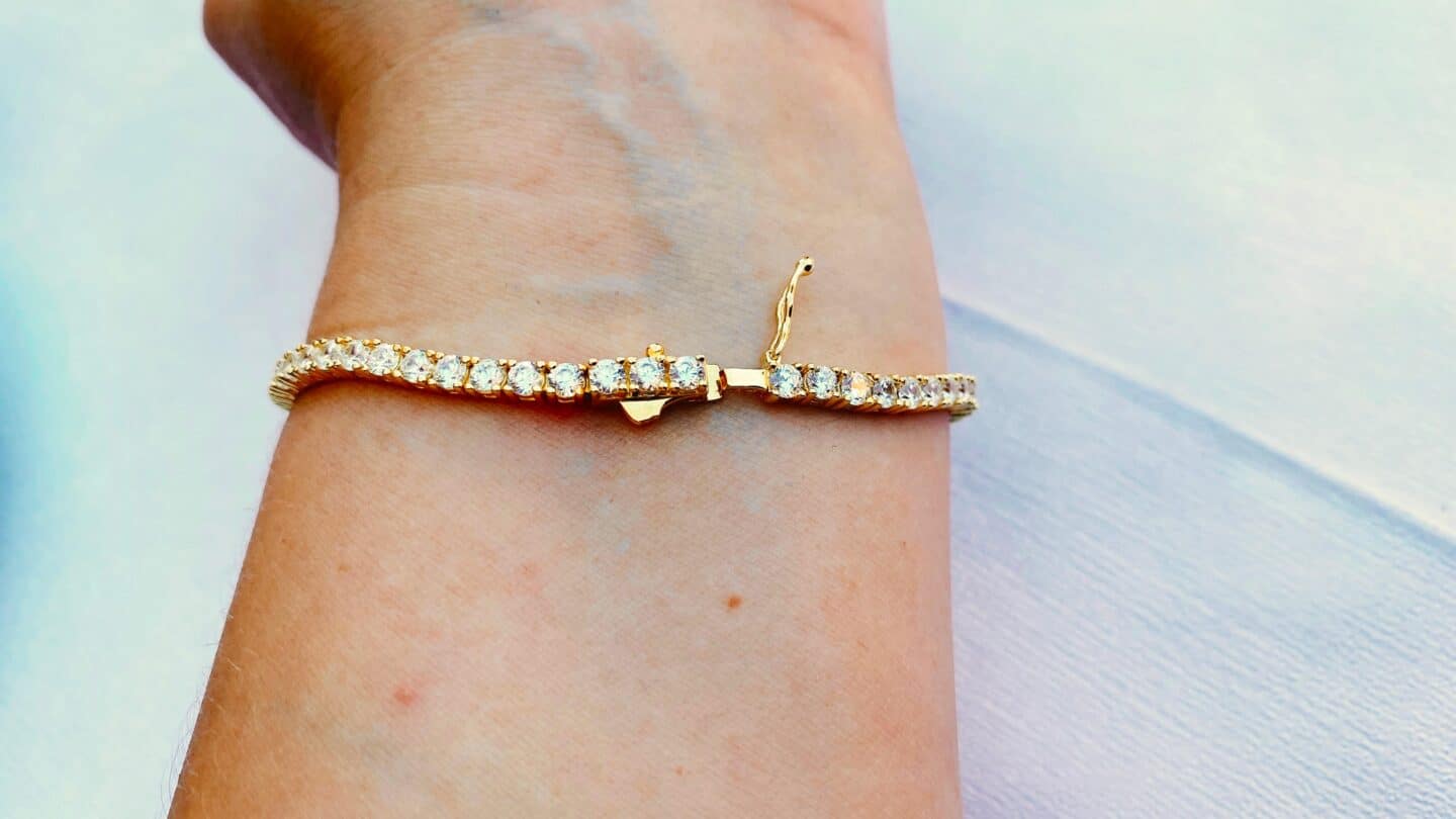 How To Choose The Perfect Tennis Bracelet - CARAT* London Review * tennis-bracelet-carat-london-review-clasp02