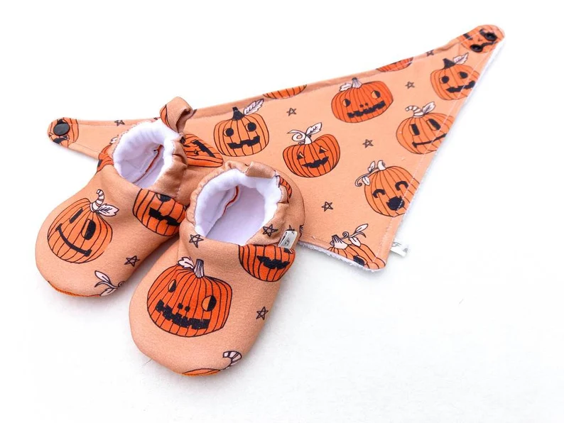 10 Cute & Affordable Halloween Gifts for Babies on Etsy * halloween-gifts-for-babies-booties&bib