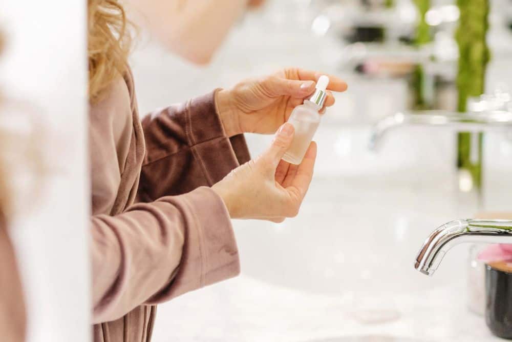 5 Simple Skincare Tips To Treat Dry Skin At Home * treat-dry-skin-serum