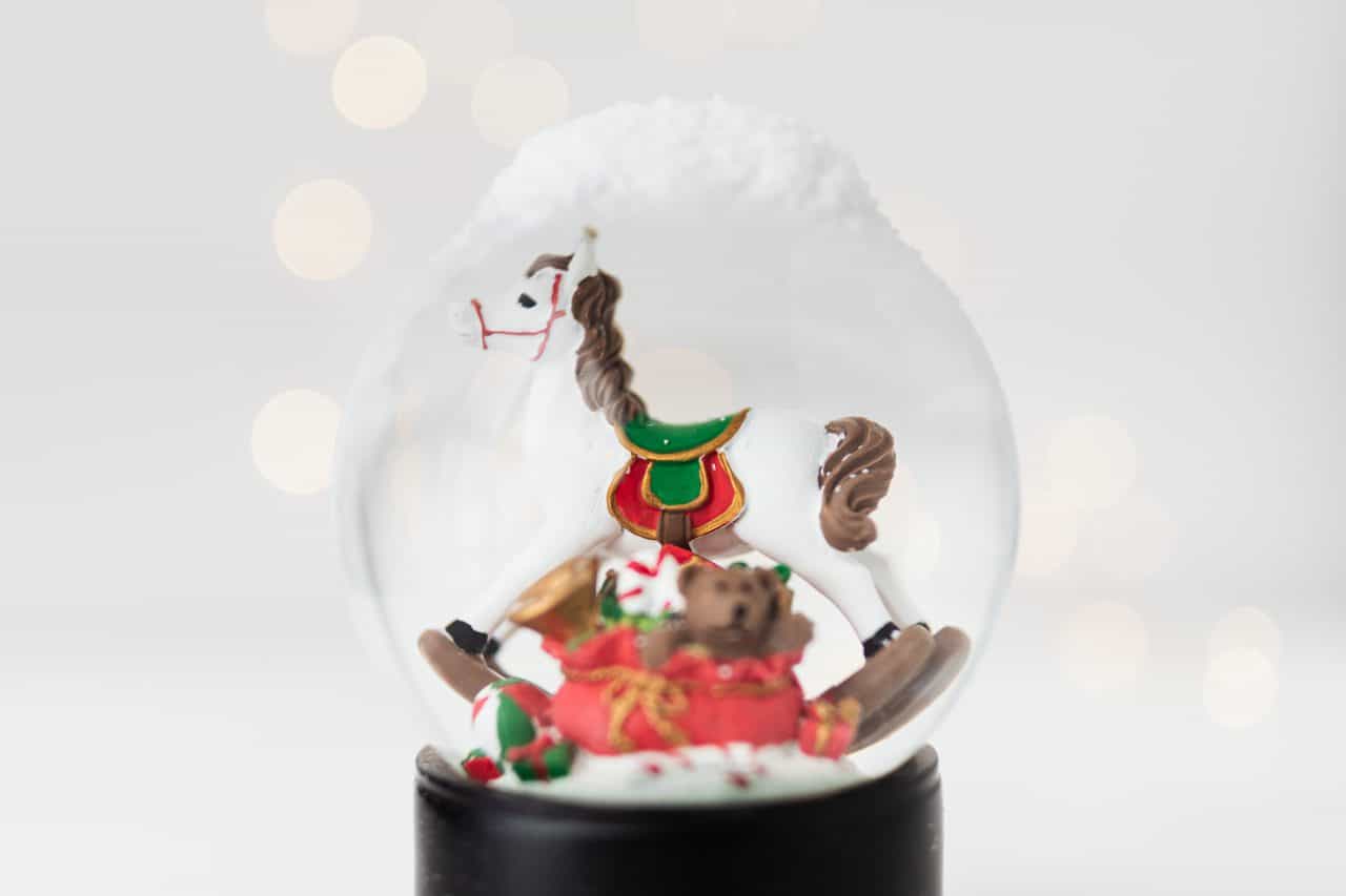 15 Classic Stocking Stuffers for Kids They'll Actually Use * stocking-stuffers-for-kids-snowglobe