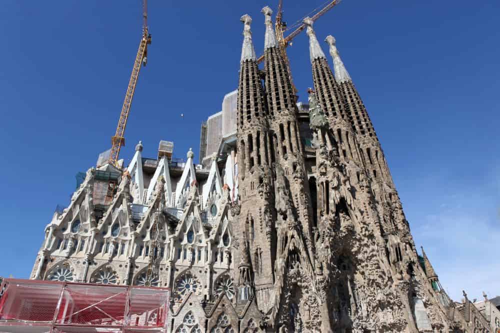 9 Famous Architects Students Should Learn From * 9-famous-architects-gaudi-sagrada