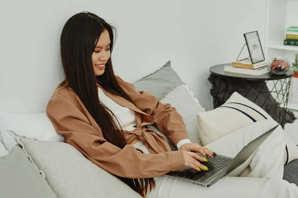 Tips and Tricks to Straighten Your Hair Safely: A Guide to Effortless Style * straighten-your-hair-safely-working