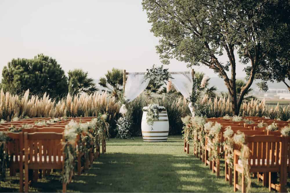 7 Expert Tips for a Stylish Wedding On a Budget * stylish-wedding-on-a-budget-venue-daytime