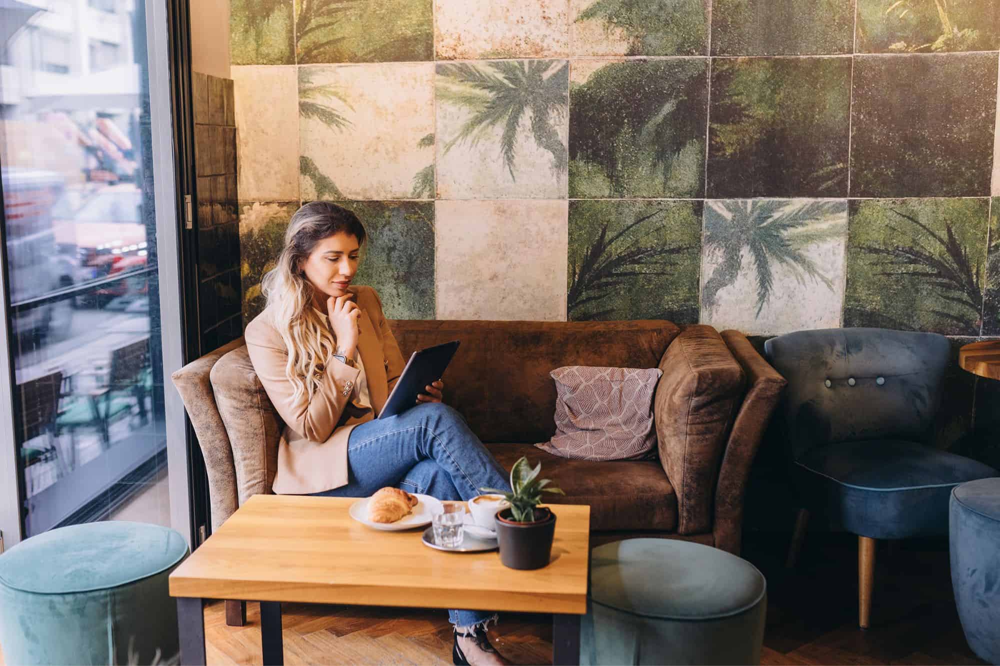 How To Balance Your Health and Well-Being in the Digital World – 3 Easy Ways * health-and-well-being-in-the-digital-world-girl-in-cafe