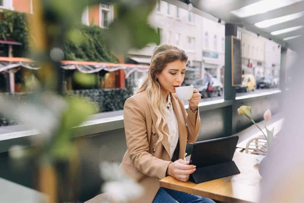 How To Balance Your Health and Well-Being in the Digital World – 3 Easy Ways * health-and-well-being-in-the-digital-world-girl-in-cafe
