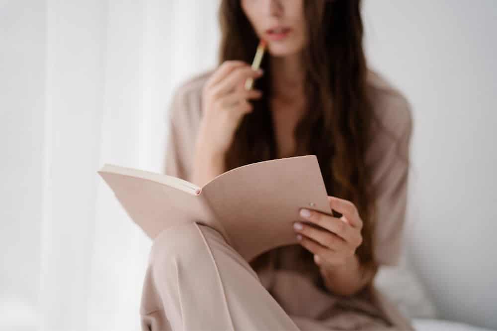 Journaling for Wellbeing - 6 Easy Steps To Get You Started in 20 Minutes journaling-for-wellbeing-brunette