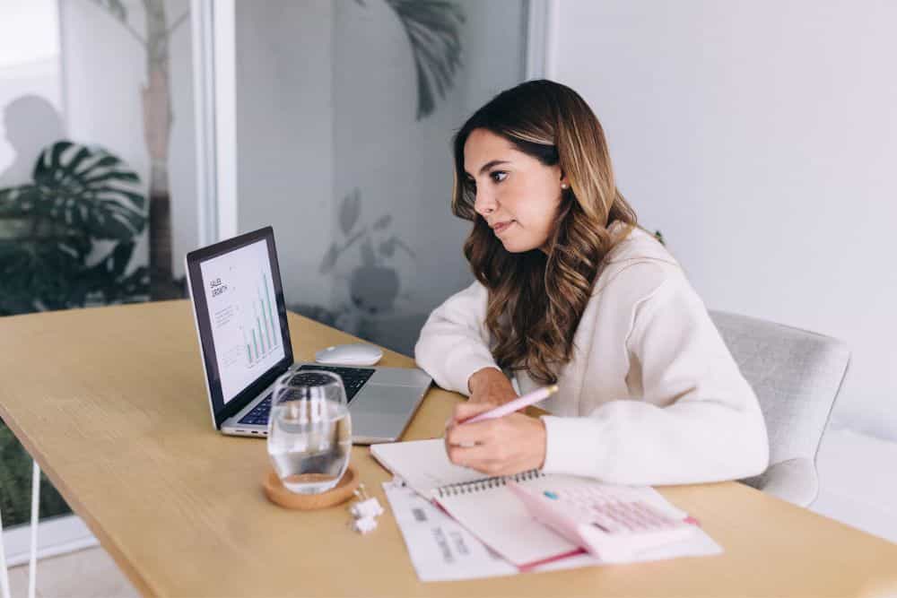 10 Smart Tips for Maximizing the Benefits of a Finance Degree * benefits-of-a-finance-degree-woman-at-desk