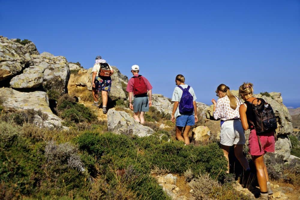Hiking Tours vs. Solo Hiking: Which Is Right for You? * hiking-tours-vs-solo-hiking-group