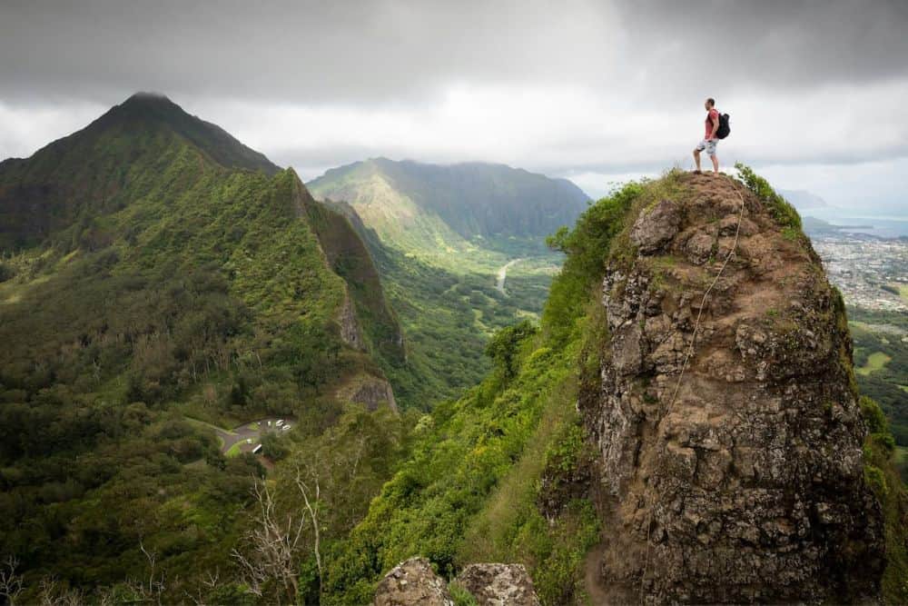 Hiking Tours vs. Solo Hiking: Which Is Right for You? * hiking-tours-vs-solo-hiking-single-man