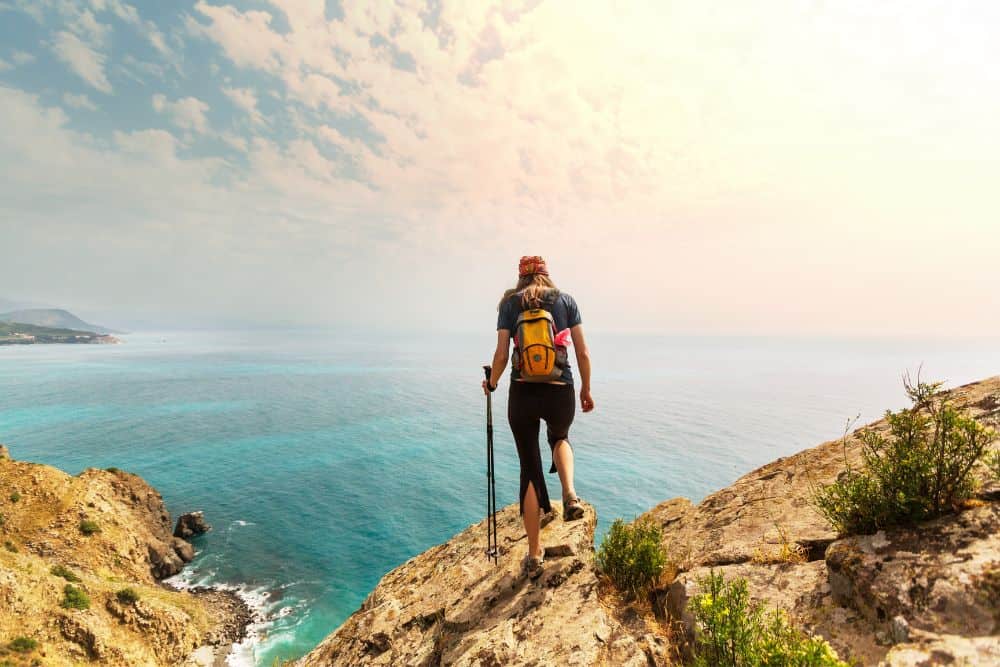 Hiking Tours vs. Solo Hiking: Which Is Right for You? * hiking-tours-vs-solo-hiking-single-woman