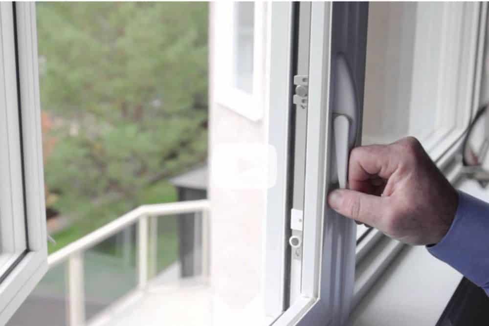 The Real Reason Why Glazing Units Leak During Rain - and How to Fix It * window-leaking-during-rain-locking-mechanisms