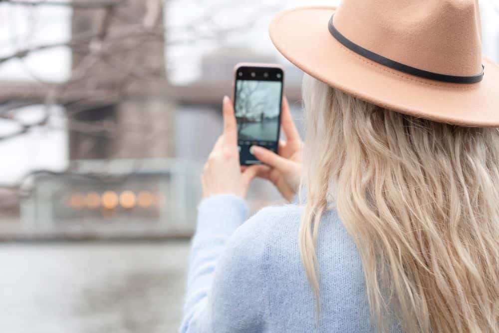 How to Explore New York City Without Dragging Your Luggage Around * explore-new-york-city-without-luggage-taking-photos