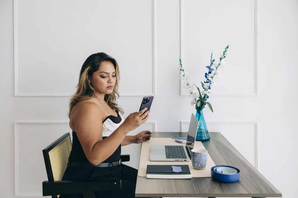 6 Reasons Users Prefer FollowSpy Over StoryNavigation * followspy-vs-storynavigation-browsing-instagram