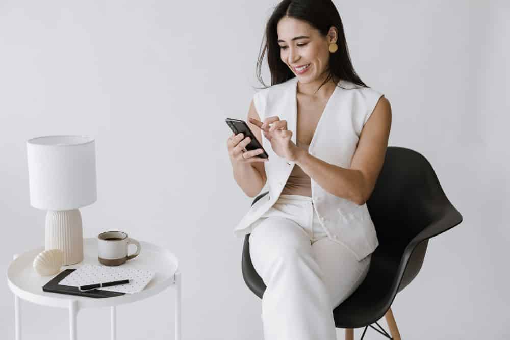 Touch-Ups or Catfishing? Where to Draw the Line in Dating Profile Photos * dating-profile-photo-tips-swiping